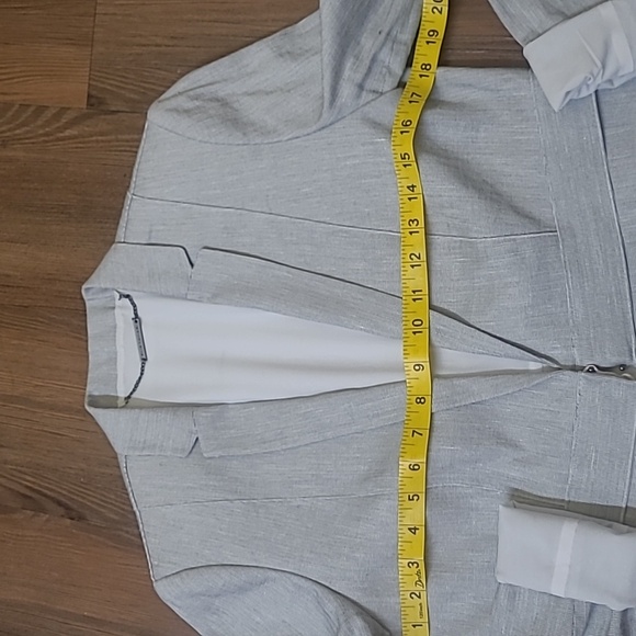 Elie Tahari‎ Light Gray Textured Blazer for women  used  exelent  condition. - Picture 5 of 13
